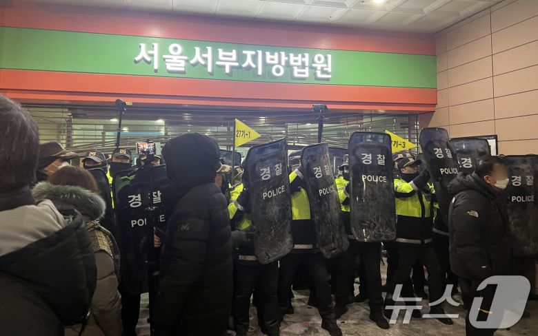 지난 1월 19일 새벽 윤석열 전 대통령에 대한 구속영장이 발부되자 서울 서부지법에 지지자들이 진입해 난동을 부리자 경찰이 이를 진압하고 있다. 2025.1.19/뉴스1 ⓒ News1 김민수 기자