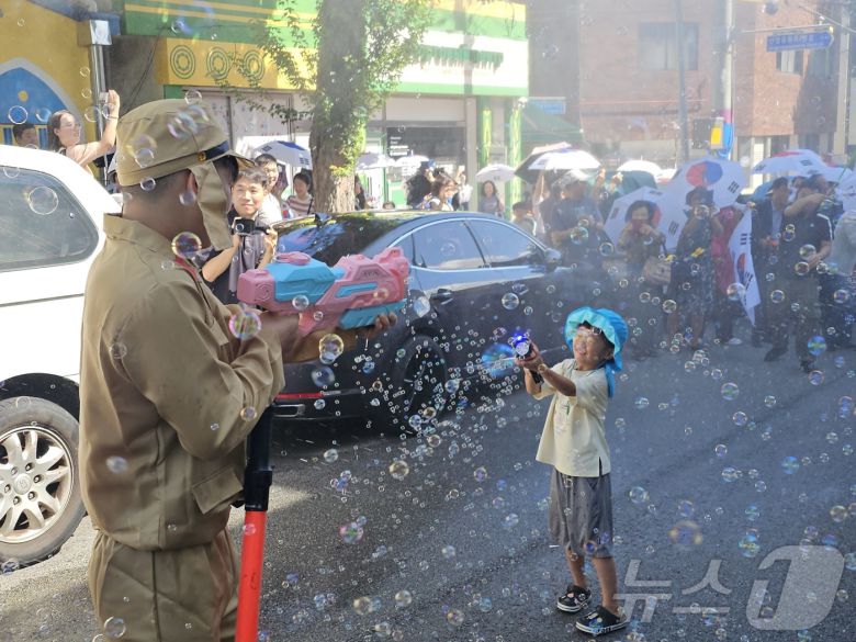 제80주년 광복절인 15일 광주 광산구 월곡동 고려인마을에서 봉오동전투 재현 행사가 열린 가운데 독립군 어린이와 일본군 청소년이 비눗방울총을 서로에게 뿌리고 있다. ⓒ News1 서충섭 기자