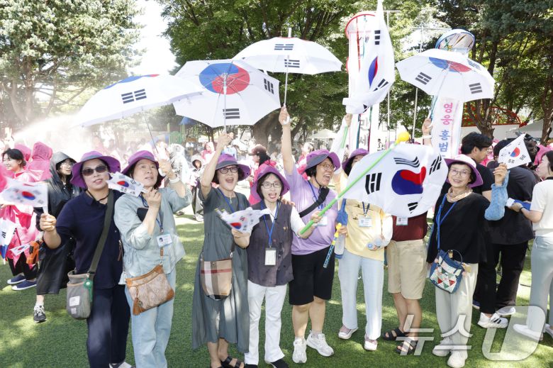 광복 80주년인 15일 광주 광산구 월곡동 고려인마을에서는 고려인마을 주민, 학생등 400여명이 참여해 '역사를 이어가는 고려인마을' 행사로 봉오동 전투 재현 거리 퍼포먼스, 기념공연 등을 진행하고 있다. 2025.8.15/뉴스1 ⓒ News1 김태성 기자