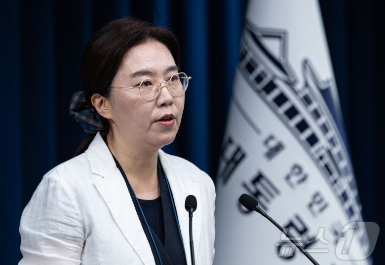 강유정 대통령실 대변인이 14일 서울 용산 대통령실 청사에서 국민임명식 및 외빈 만찬 관련 브리핑을 하고 있다. 2025.8.14/뉴스1 ⓒ News1 이재명 기자