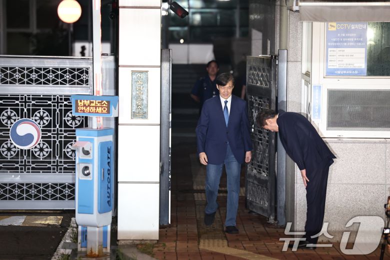 이재명 정부 첫 특별사면·복권 대상에 오른 조국 전 조국혁신당 대표가 15일 새벽 구로구 서울남부구치소를 나서고 있다. 2025.8.15/뉴스1 ⓒ News1 구윤성 기자