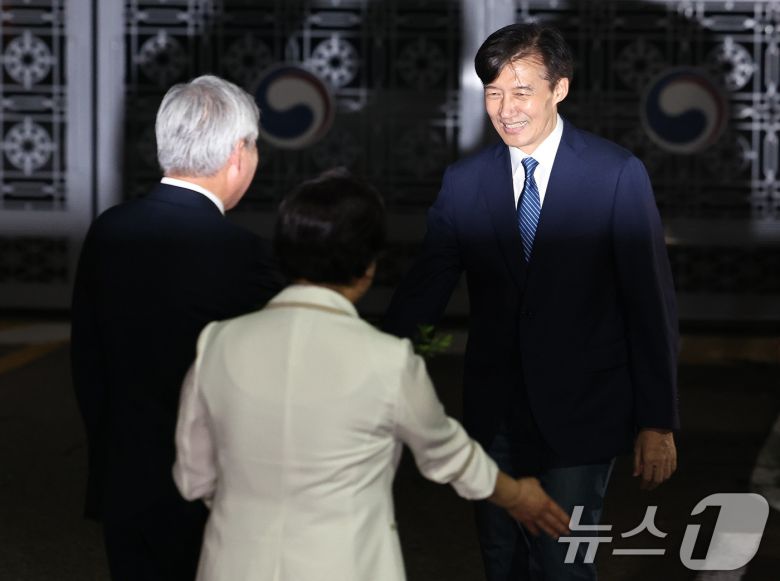 이재명 정부 첫 특별사면·복권 대상에 오른 조국 전 조국혁신당 대표가 15일 새벽 구로구 서울남부구치소를 나서며 김선민 대표 권한대행, 서왕진 원내대표와 인사하고 있다. 2025.8.15/뉴스1 ⓒ News1 구윤성 기자