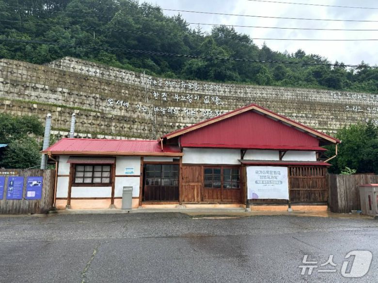 윤동주 유고 보존 정병욱 가옥. 백영(白影) 정병욱(1922~1982)과 그의 가족에 의해 윤동주(1917~1945) 시인의 자필집 ‘하늘과 바람과 별과 詩’가 온전히 보존되었던 곳이다.(한국관광공사 제공)