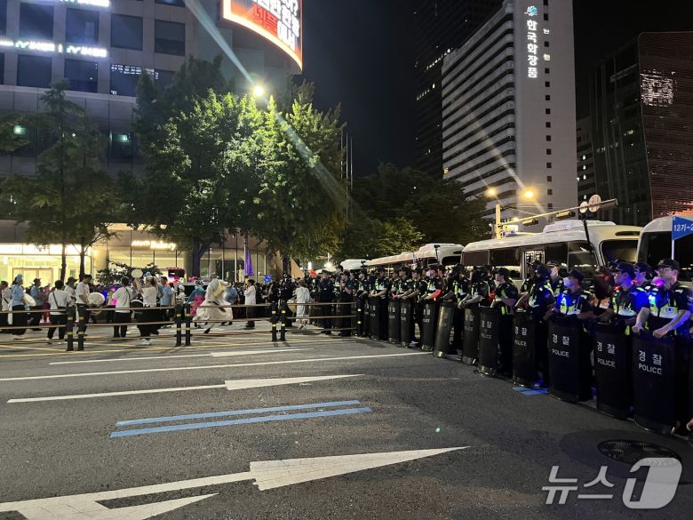 광복절인 15일 오후 9시 58분쯤 서울 중구 광교사거리 인근에서 경찰이 차벽과 기동대를 배치해 시위대를 가로막고 있다. 2025.8.15/뉴스1 김종훈 기자