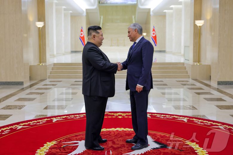 (평양 노동신문=뉴스1) = 북한 노동당 기관지 노동신문은 15일 바체슬라프 볼로딘 러시아 하원의장이 평양을 방문해 김정은 노동당 총비서와 만났다고 보도했다. [국내에서만 사용가능. 재배포 금지. DB 금지. For Use Only in the Republic of Korea. Redistribution Prohibited] rodongphoto@news1.kr