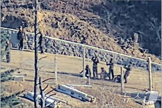 북한군이 전선지역에 철책을 설치하는 모습. (합동참모본부 제공) 2024.12.23/뉴스1