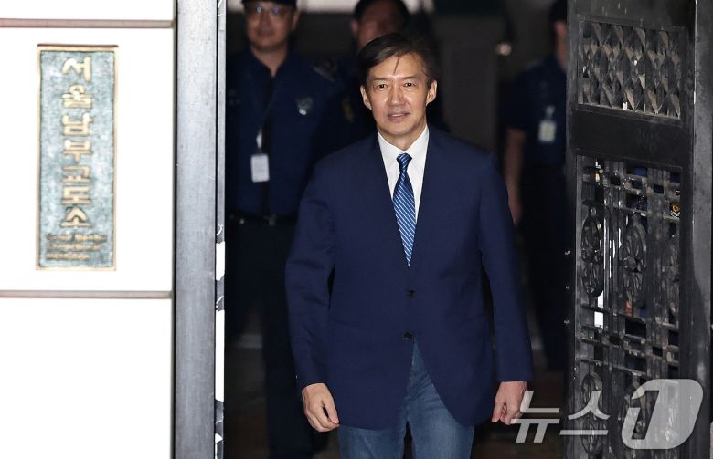 이재명 정부 첫 특별사면·복권 대상에 오른 조국 전 조국혁신당 대표가 15일 새벽 구로구 서울남부구치소를 나서고 있다. 2025.8.15/뉴스1 ⓒ News1 구윤성 기자