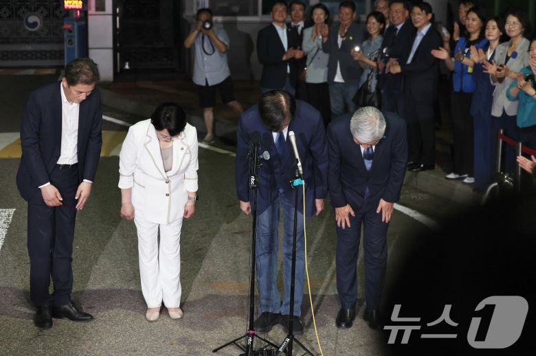 이재명 정부 첫 특별사면·복권 대상에 오른 조국 전 조국혁신당 대표가 15일 새벽 구로구 서울남부구치소를 나서며 지지자들에게 인사하고 있다. 2025.8.15/뉴스1 ⓒ News1 구윤성 기자