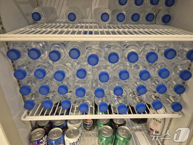 16일 점심시간 강원 강릉 임당동의 한 식당 냉장고에 손님상에 나갈 생수가 가득 채워져 있다. 2025.8.16/뉴스1 윤왕근 기자