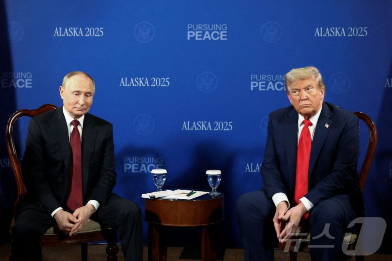 도널드 트럼프 미국 대통령과 블라디미르 푸틴 러시아 대통령이 15일(현지시간) 미국 알래스카 앵커리지에 마련된 회담장에서 우크라이나 전쟁 종식을 위한 본격적인 협상에 앞서 잠시 사진 촬영에 응하고 있다. 2025.08.15. ⓒ 로이터=뉴스1 ⓒ News1 류정민 특파원