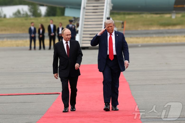 도널드 트럼프 미국 대통령과 블라디미르 푸틴 러시아 대통령이 15일(현지시간) 미국 알래스카 앵커리지의 엘멘도르프-리처드슨 합동 기지 착륙장에서 만난 뒤 회담장 이동을 위해 나란히 걷고 있다. 거의 동시에 각자 전용기에 내려 만난 두 정상은 우크라이나 전쟁 종식을 위한 협상을 진행한다. 2025.08.15. ⓒ 로이터=뉴스1 ⓒ News1 류정민 특파원