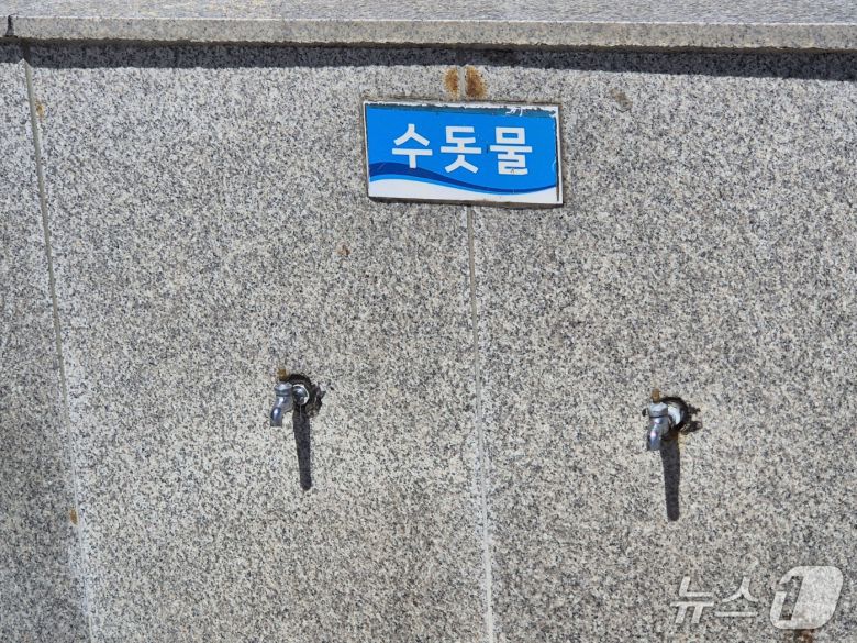 토요일인 16일 막바지 피서철을 맞은 강원 강릉 경포해수욕장 중앙광장 세족장의 모습.  2025.8.16/뉴스1 윤왕근 기자