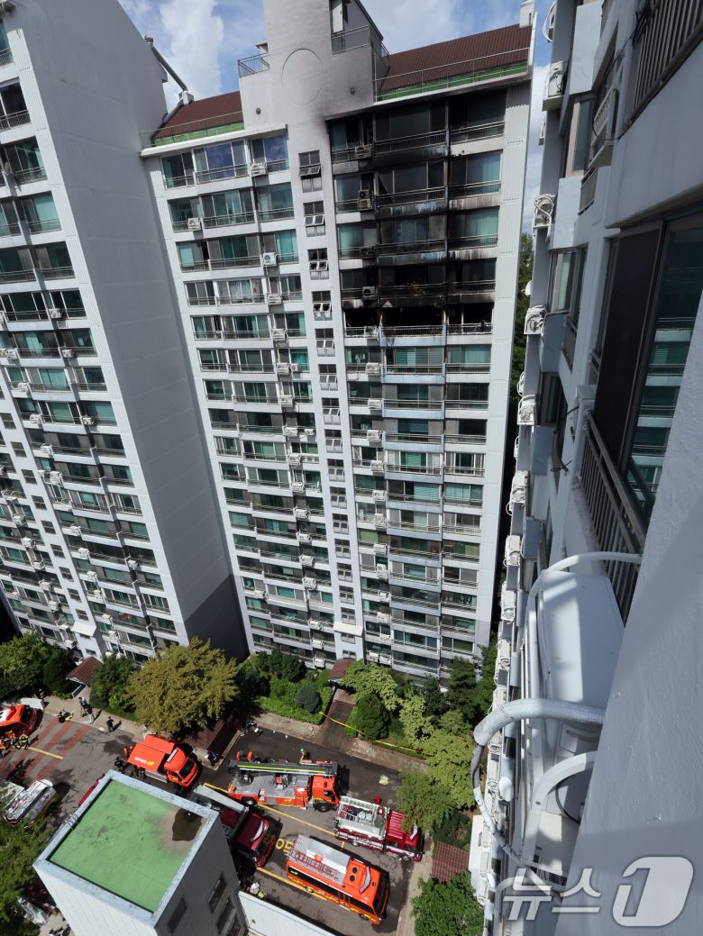 17일 서울 마포구 창전동의 한 아파트에서 화재가 발생해 소방차가 출동해 있다.  2025.8.17/뉴스1 ⓒ News1 황기선 기자