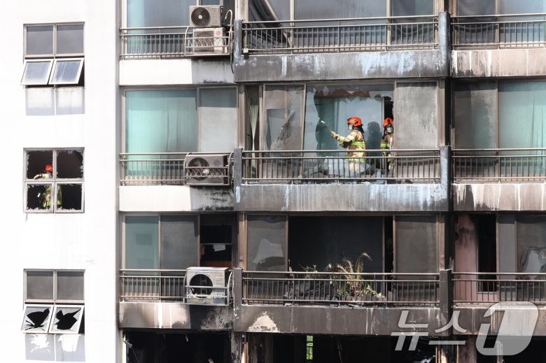 17일 서울 마포구 창전동의 한 아파트에서 화재가 발생해 소방대원이 유리창을 철거하고 있다.  2025.8.17/뉴스1 ⓒ News1 황기선 기자