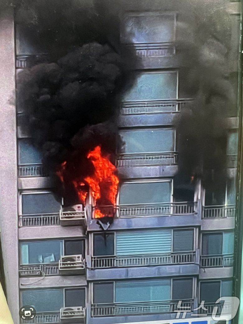 17일 오전 서울 마포구 창전동의 한 아파트 에서 화재가 발생해 불길이 번지고 있다.  (독자 제공. 재판매 및 DB 금지) 2025.8.17/뉴스1