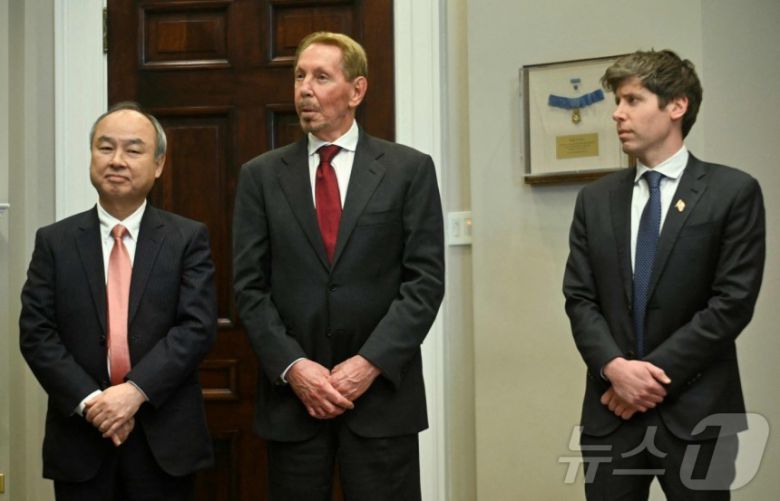 손정의 소프트뱅크 회장과 래리 엘리슨 오라클 회장, 샘 올트먼 오픈AI CEO가 21일(현지시간) 워싱턴 백악관에서 열린 도널드 트럼프 미국 대통령의 기자회견을 지켜 보고 있다. 2025.01.22 ⓒ AFP=뉴스1 ⓒ News1 우동명 기자