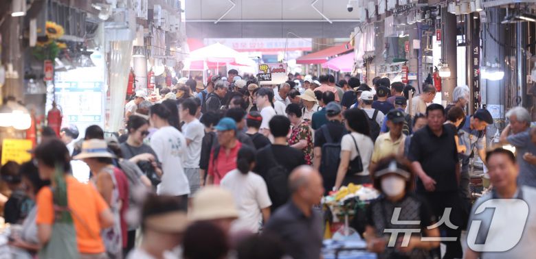 민생회복 소비쿠폰 지급 이후 첫 주말인 지난 7월 27일 서울 동대문구 청량리종합시장이 시민들로 북적이고 있다. 2025.7.27/뉴스1 ⓒ News1 박지혜 기자