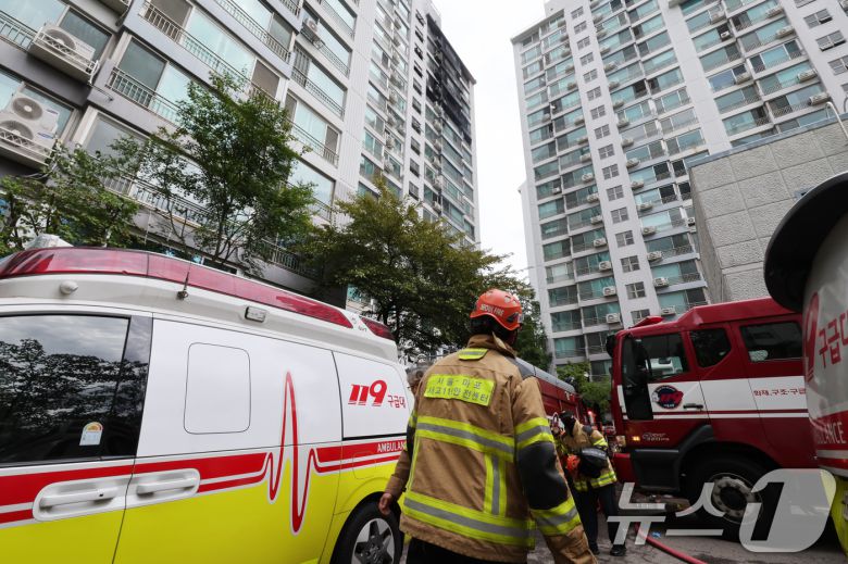 17일 서울 마포구 창전동의 한 아파트에서 화재가 발생해 소방차가 출동해 있다.  2025.8.17/뉴스1 ⓒ News1 황기선 기자