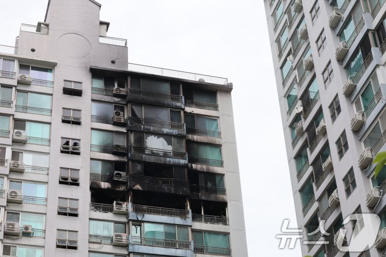 17일 오전 서울 마포구 창전동의 한 아파트에서 화재가 발생해 건물 외벽이 검게 그을려져 있다. 2025.8.17/뉴스1 ⓒ News1 황기선 기자