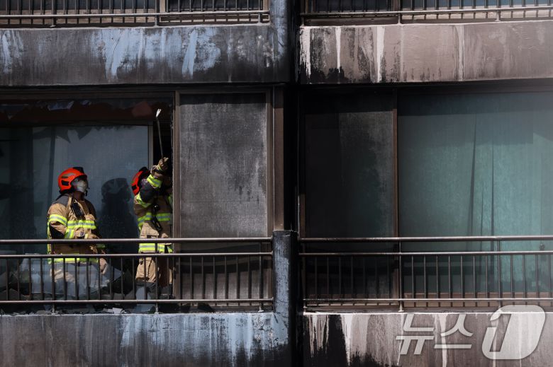 17일 오전 서울 마포구 창전동의 한 아파트에서 화재가 발생해 소방대원이 유리창을 철거하고 있다.  2025.8.17/뉴스1 ⓒ News1 황기선 기자