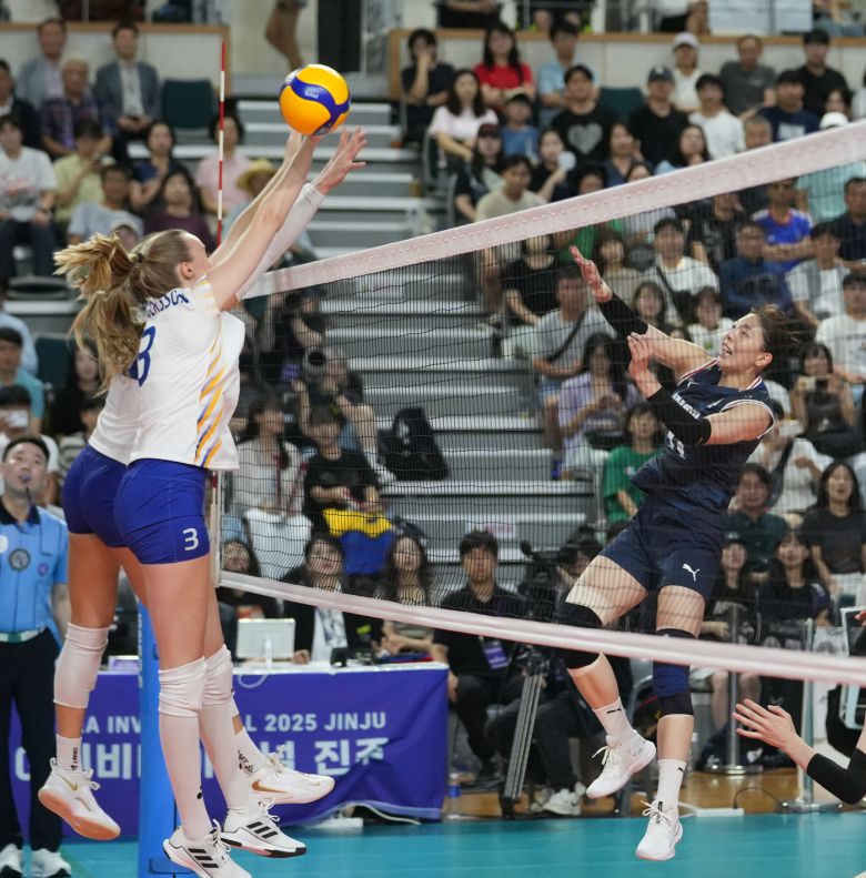 해외 팀들과의 높이 대결에서 어려움을 겪었던 한국(대한배구협회 제공)