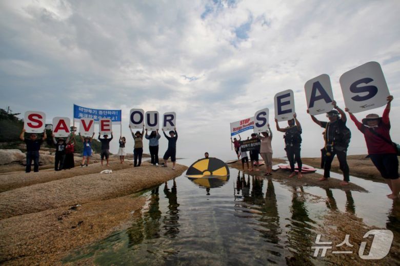 환경보건시민센터와 환경운동연합 바다위원회, 속초고성양양환경운동연합 등이 18일 오전 속초시 장사동 장사항 일원에서 캠페인을 실시하고 있다.(속초고성양양환경운동연합 제공, 재판매 및 DB 금지) 2025.8.18/뉴스1