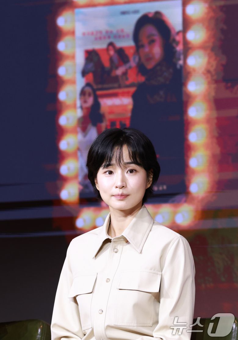 배우 방효린이 18일 오전 서울 중구 호텔나루서울엠갤러리에서 열린 넷플릭스 시리즈 '애마' 제작발표회에 참석해 매력을 발산하고 있다. '애마'는 1980년대 한국을 강타한 에로영화의 탄생 과정 속, 화려한 스포트라이트에 가려진 어두운 현실에 용감하게 맞짱 뜨는 톱스타 '희란'(이하늬 분)과 신인 배우 '주애'(방효린 분)의 이야기를 그린 작품이다. 2025.8.18/뉴스1 ⓒ News1 권현진 기자