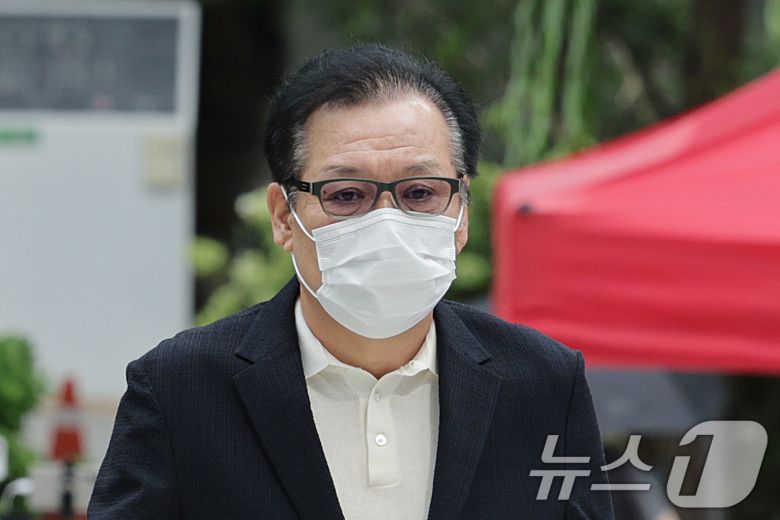 '건진법사' 전성배 씨가 18일 오전 서울 종로구에 마련된 민중기 특별검사팀(김건희 특검팀) 사무실로 출석하고 있다. 2025.8.18/뉴스1 ⓒ News1 신웅수 기자