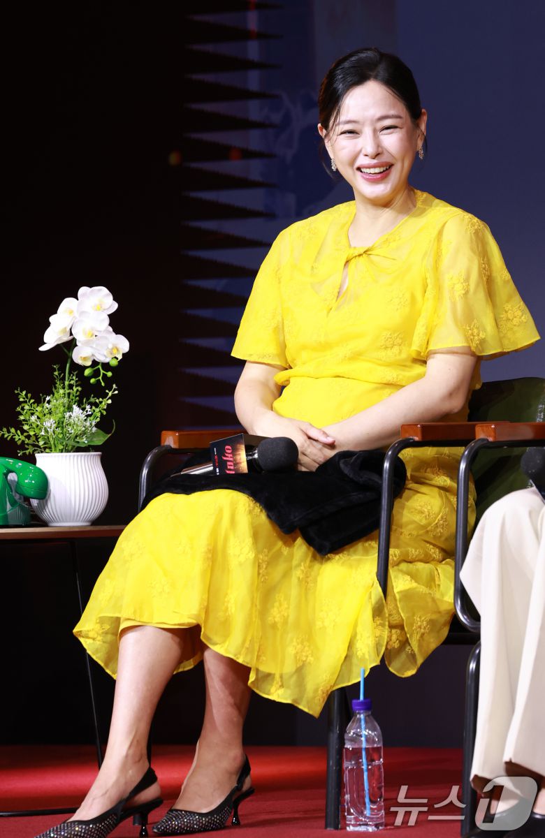 배우 방효린이 18일 오전 서울 중구 호텔나루서울엠갤러리에서 열린 넷플릭스 시리즈 '애마' 제작발표회에 참석해 미소를 짓고 있다. '애마'는 1980년대 한국을 강타한 에로영화의 탄생 과정 속, 화려한 스포트라이트에 가려진 어두운 현실에 용감하게 맞짱 뜨는 톱스타 '희란'(이하늬 분)과 신인 배우 '주애'(방효린 분)의 이야기를 그린 작품이다. 2025.8.18/뉴스1 ⓒ News1 권현진 기자