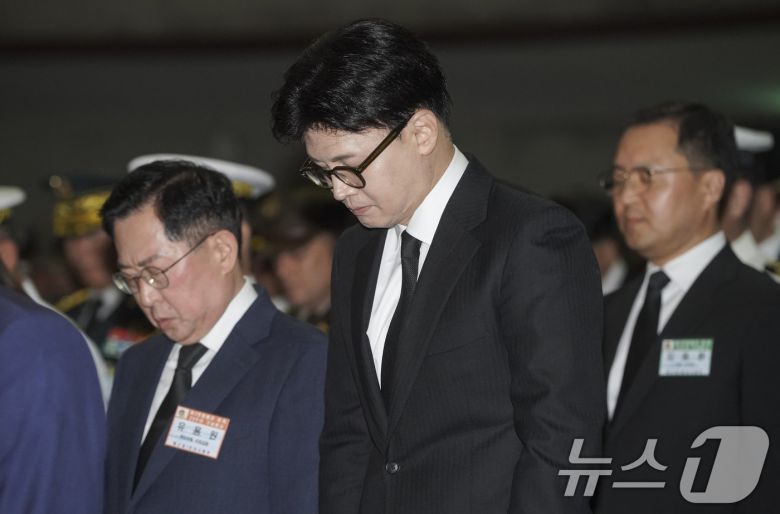 한동훈 국민의힘 전 대표가 29일 경기 평택시 해군 2함대사령부에서 열린 '제2연평해전 승전 23주년 기념식'에서 묵념을 하고 있다. (공동취재) 2025.6.29/뉴스1 ⓒ News1 김영운 기자