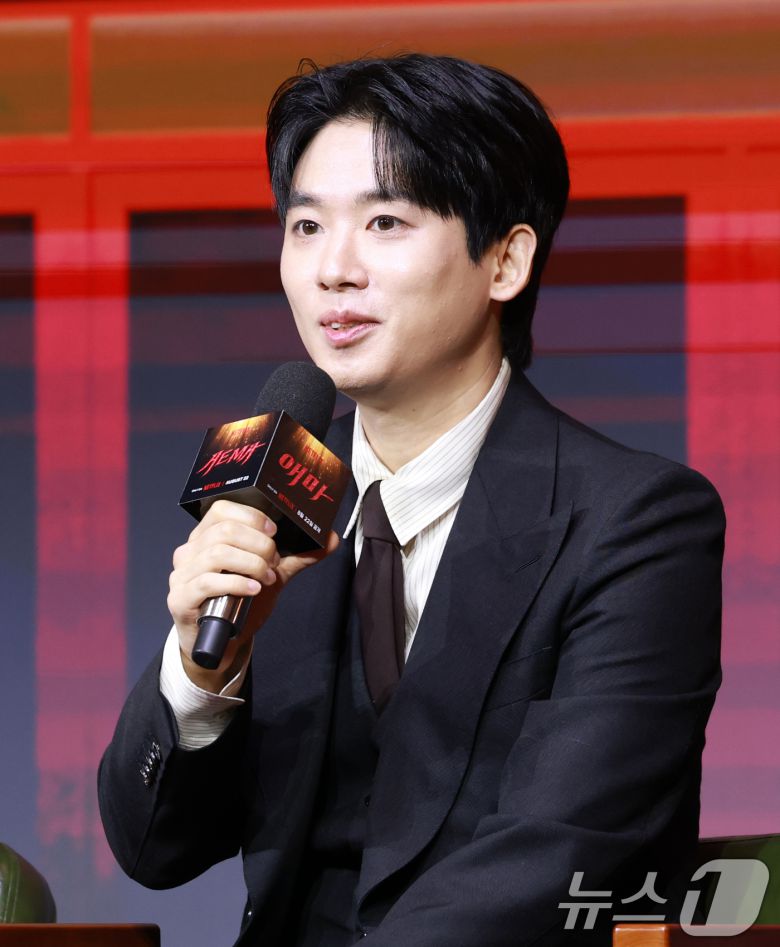 배우 조현철이 18일 오전 서울 중구 호텔나루서울엠갤러리에서 열린 넷플릭스 시리즈 '애마' 제작발표회에 참석해 인사말을 하고 있다. '애마'는 1980년대 한국을 강타한 에로영화의 탄생 과정 속, 화려한 스포트라이트에 가려진 어두운 현실에 용감하게 맞짱 뜨는 톱스타 '희란'(이하늬 분)과 신인 배우 '주애'(방효린 분)의 이야기를 그린 작품이다. 2025.8.18/뉴스1 ⓒ News1 권현진 기자