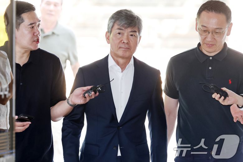 '도이치모터스 주가조작 사건' 당시 김건희 여사의 계좌를 관리한 것으로 알려진 이종호 전 블랙펄인베스트 대표(가운데). 2025.8.5/뉴스1 ⓒ News1 민경석 기자