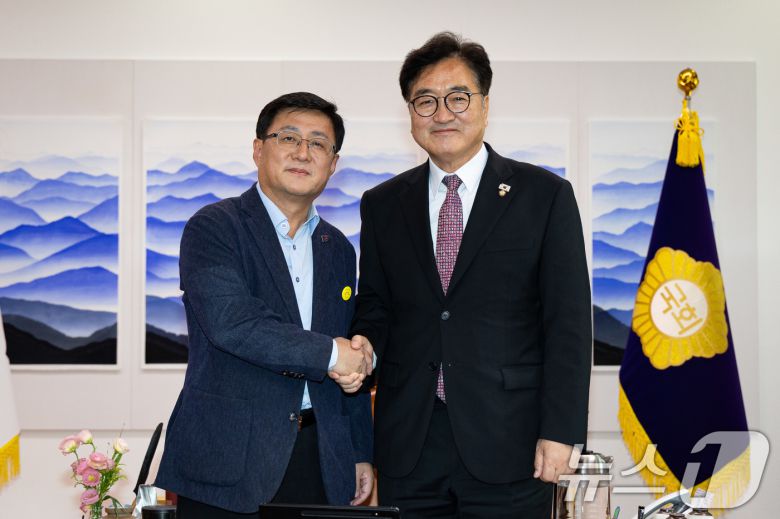 우원식 국회의장이 18일 서울 여의도 국회에서 김성환 환경부 장관을 접견, 기념 촬영을 하고 있다. 2025.8.18/뉴스1 ⓒ News1 유승관 기자