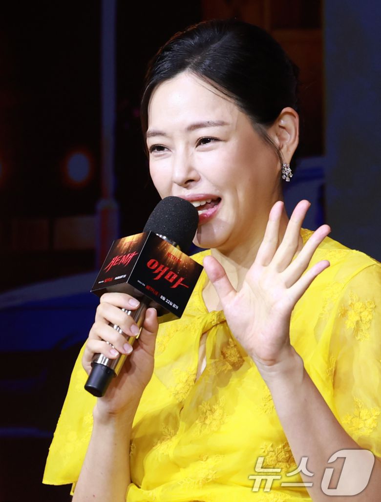 배우 이하늬가 18일 오전 서울 중구 호텔나루서울엠갤러리에서 열린 넷플릭스 시리즈 '애마' 제작발표회에 참석해 취재진 질문에 답하고 있다. '애마'는 1980년대 한국을 강타한 에로영화의 탄생 과정 속, 화려한 스포트라이트에 가려진 어두운 현실에 용감하게 맞짱 뜨는 톱스타 '희란'(이하늬 분)과 신인 배우 '주애'(방효린 분)의 이야기를 그린 작품이다. 2025.8.18/뉴스1 ⓒ News1 권현진 기자