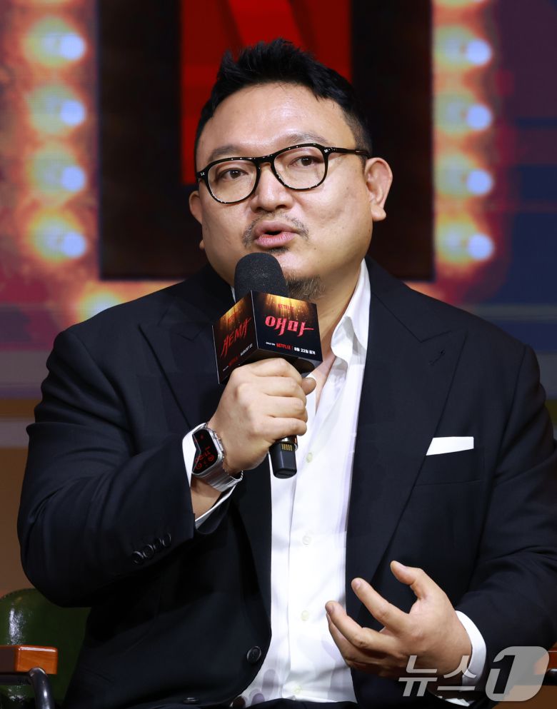 이해영 감독이 18일 오전 서울 중구 호텔나루서울엠갤러리에서 열린 넷플릭스 시리즈 '애마' 제작발표회에 참석해 인사말을 하고 있다. '애마'는 1980년대 한국을 강타한 에로영화의 탄생 과정 속, 화려한 스포트라이트에 가려진 어두운 현실에 용감하게 맞짱 뜨는 톱스타 '희란'(이하늬 분)과 신인 배우 '주애'(방효린 분)의 이야기를 그린 작품이다. 2025.8.18/뉴스1 ⓒ News1 권현진 기자
