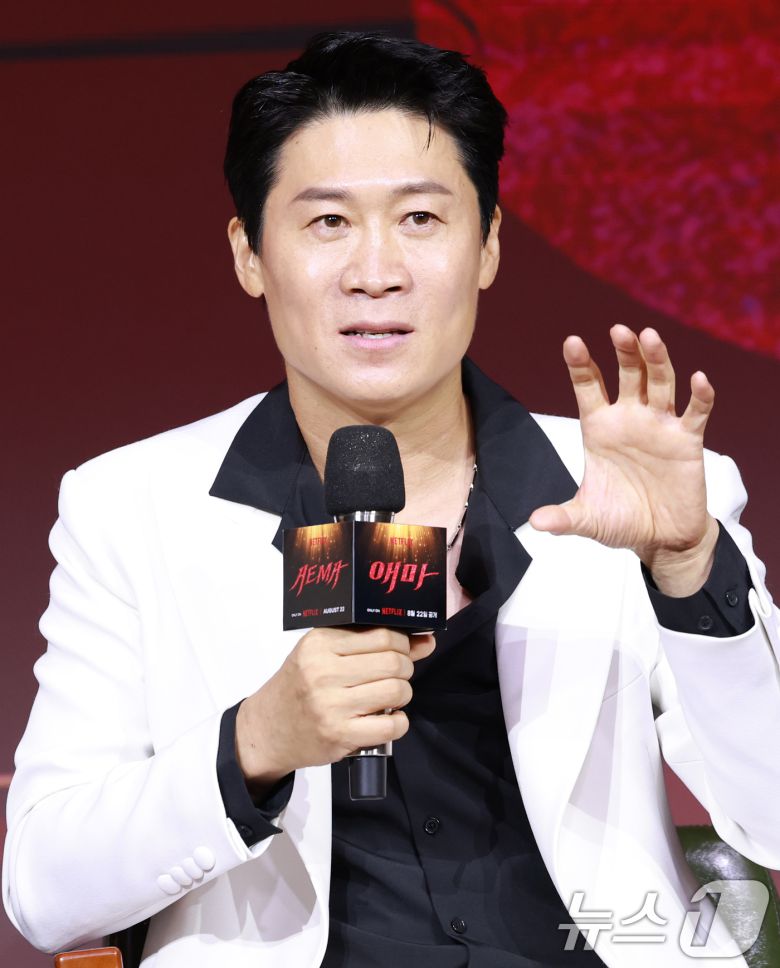 배우 진선규가 18일 오전 서울 중구 호텔나루서울엠갤러리에서 열린 넷플릭스 시리즈 '애마' 제작발표회에 참석해 캐릭터 소개를 하고 있다. '애마'는 1980년대 한국을 강타한 에로영화의 탄생 과정 속, 화려한 스포트라이트에 가려진 어두운 현실에 용감하게 맞짱 뜨는 톱스타 '희란'(이하늬 분)과 신인 배우 '주애'(방효린 분)의 이야기를 그린 작품이다. 2025.8.18/뉴스1 ⓒ News1 권현진 기자