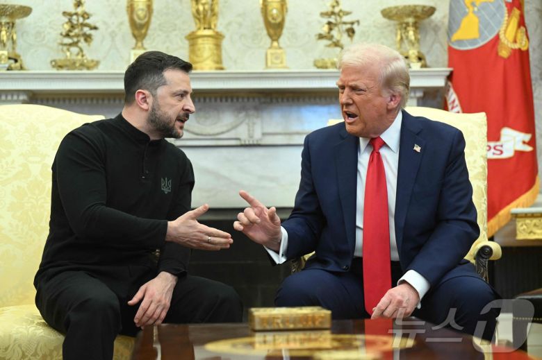 28일(현지시간) 백악관에서 열린 정상회담에서 젤렌스키 우크라 대통령이 트럼프 미국 대통령에게 강력하게 항의하고 있다. ⓒ AFP=뉴스1 ⓒ News1 박형기 기자