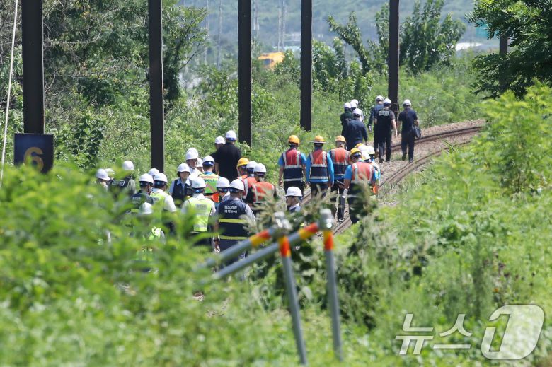 19일 오전 10시 52분쯤 경북 청도군 화양읍 삼신리 청도소싸움 경기장 인근 경부선 철로에서 마산으로 향하던 무궁화 열차가 선로에서 작업하던 근로자 7명을 치는 사고가 발생했다. 경찰과 소방, 코레일 등 관계자들이 사고 현장을 조사하고 있다. 2025.8.19/뉴스1 ⓒ News1 공정식 기자