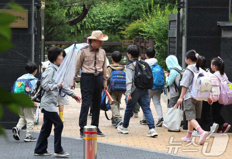 서울의 한 초등학교로 학생들이 등교하고 있다. /뉴스1 ⓒ News1 신웅수 기자