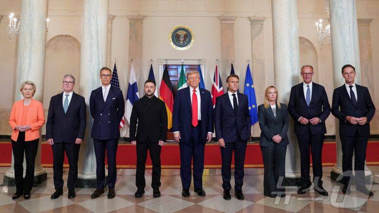 18일(현지시간) 미국 워싱턴 D.C. 백악관에서 러시아의 우크라이나 전쟁 종식을 위한 협상 직전 도널드 트럼프 미국 대통령, 볼로디미르 젤렌스키 우크라이나 대통령, 프리드리히 메르츠 독일 총리, 에마뉘엘 마크롱 프랑스 대통령, 키어 스타머 영국 총리, 조르자 멜로니 이탈리아 총리, 알렉산더 스투브 핀란드 대통령, 마르크 뤼터 북대서양조약기구(NATO) 사무총장, 우르줄라 폰데어라이엔 유럽연합(EU) 집행위원장이 함께 기념사진을 촬영하고 있다. 2025.08.18. ⓒ 로이터=뉴스1 ⓒ News1 권영미 기자