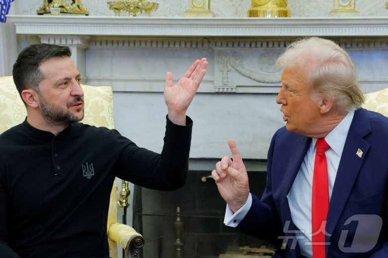 도널드 트럼프 미국 대통령(우)과 볼로디미르 젤렌스키 우크라이나 대통령이 28일(현지시간) 워싱턴DC 백악관에서 만나 우크라이나 전쟁 종전 방안을 두고 고성이 오가는 설전을 벌이고 있다. ⓒ 로이터=뉴스1 ⓒ News1 류정민 특파원