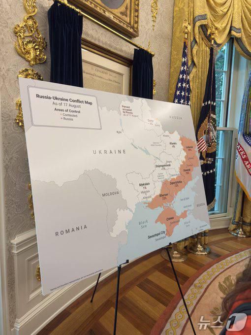 18일 미국과 우크라이나의 백악관 정상회담 직전 회담 장소인 대통령 집무실에 설치된 우크라이나 지도. <출처=BBC 방송 캡처>