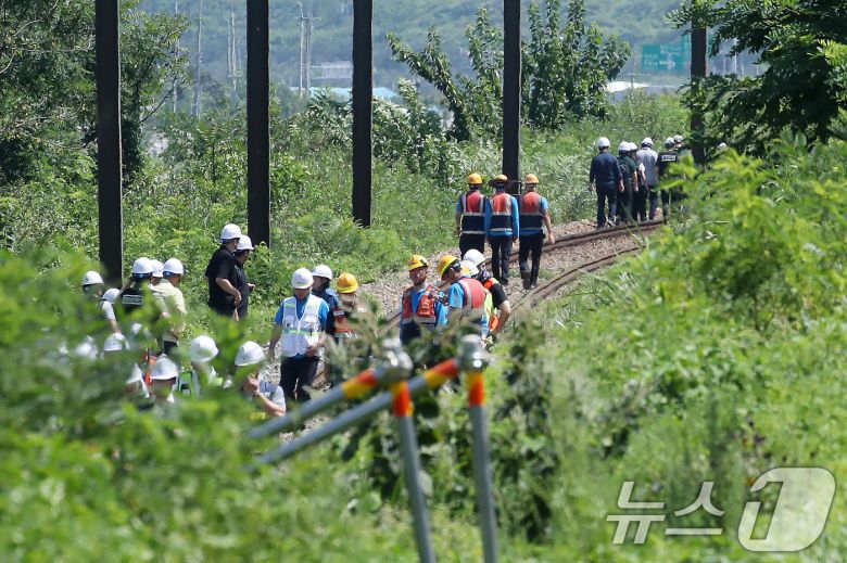 19일 오전 10시 52분쯤 경북 청도군 화양읍 삼신리 청도소싸움 경기장 인근 경부선 철로에서 마산으로 향하던 무궁화 열차가 선로에서 작업하던 근로자 7명을 치는 사고가 발생했다. 경찰과 소방, 코레일 등 관계자들이 사고 현장을 조사하고 있다. 2025.8.19/뉴스1 ⓒ News1 공정식 기자