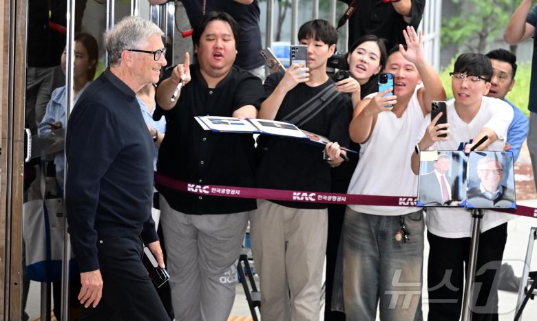마이크로소프트(MS)의 공동창업자이자 `빌 앤드 멀린다 게이츠 재단` 이사장인 빌 게이츠가 20일 오후 서울 강서구 서울김포비즈니스항공센터를 통해 입국하고 있다. (공동취재) 2025.8.20/뉴스1 ⓒ News1 김진환 기자