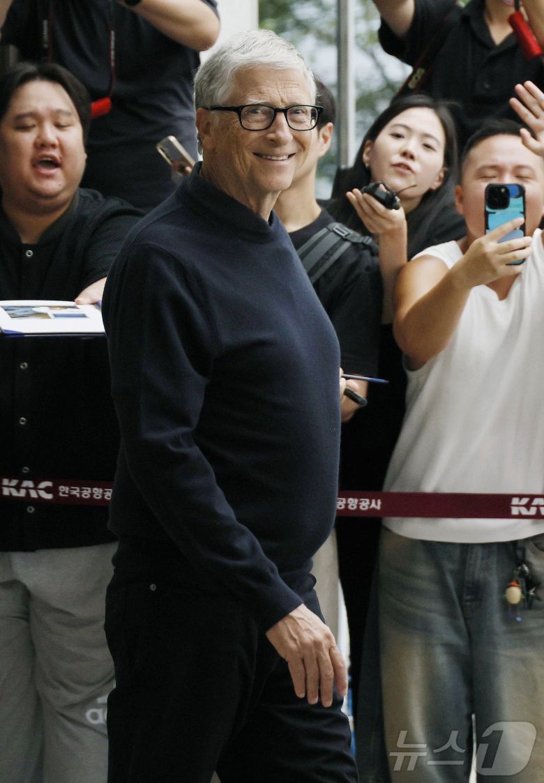 마이크로소프트(MS)의 공동창업자이자 `빌 앤드 멀린다 게이츠 재단` 이사장인 빌 게이츠가 20일 오후 서울 강서구 서울김포비즈니스항공센터를 통해 입국하고 있다. (공동취재) 2025.8.20/뉴스1 ⓒ News1 김진환 기자