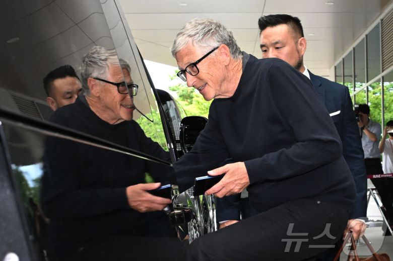 마이크로소프트(MS)의 공동창업자이자 `빌 앤드 멀린다 게이츠 재단` 이사장인 빌 게이츠가 20일 오후 서울 강서구 서울김포비즈니스항공센터를 통해 입국하고 있다. (공동취재) 2025.8.20/뉴스1 ⓒ News1 김진환 기자
