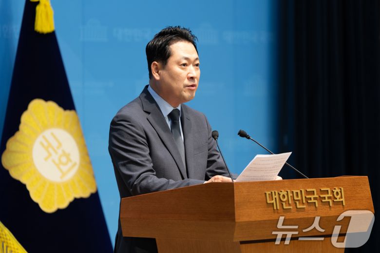 장동혁 국민의힘 당대표 후보가 20일 서울 여의도 국회 소통관에서 특검 등 현안 관련 기자회견을 하고 있다. 2025.8.20/뉴스1 ⓒ News1 이승배 기자