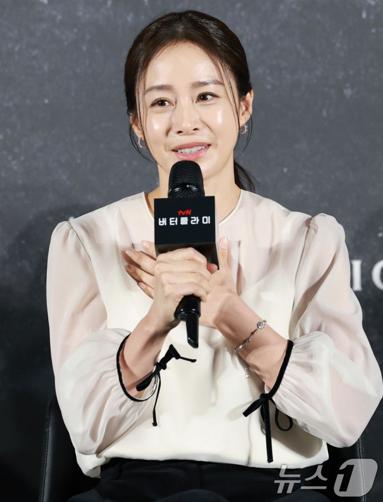 배우 김태희가 21일 오전 서울 용산구 CGV용산아이파크몰에서 열린 아마존 프라임비디오 '버터플라이' 기자간담회에 참석해 인사말을 하고 있다. ‘버터플라이(Butterfly)’는 동명의 그래픽 노블을 원작으로 한 스파이 스릴러 시리즈다. 전직 미 정보요원 데이비드 정(대니얼 대 킴 분)과 그를 죽이기 위해 파견된 현직 요원 레베카(레이나 하디스티 분)의 쫓고 쫓기는 이야기를 그렸다. 2025.8.21/뉴스1 ⓒ News1 권현진 기자