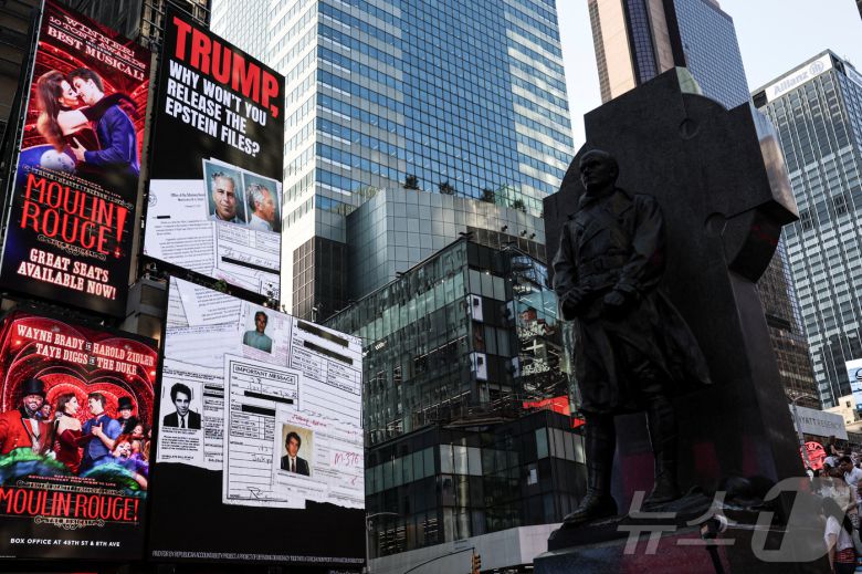 2025년 7월 23일 뉴욕시 타임스 스퀘어에 '엡스타인 파일' 공개를 요구하는 광고가 게재돼 있다. ⓒ 로이터=뉴스1