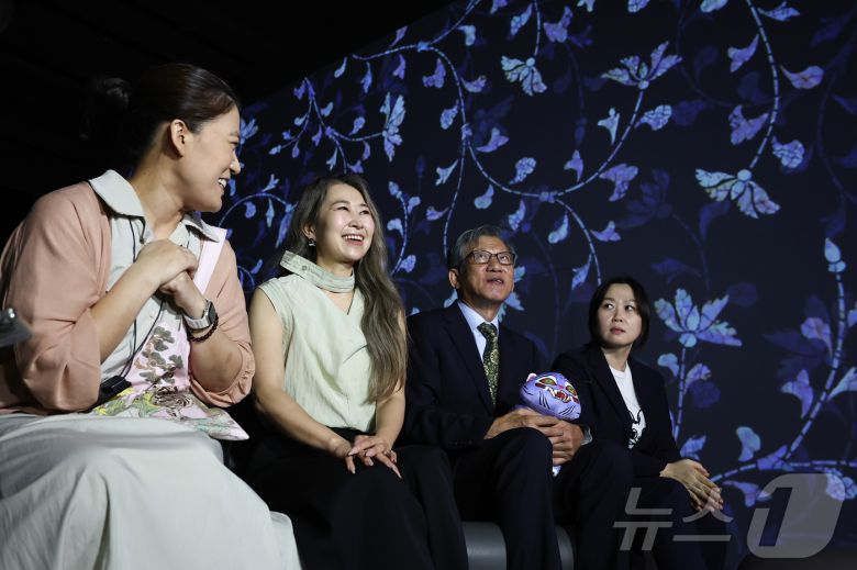 유홍준 국립중앙박물관장과 넷플릭스 애니메이션 영화 '케이팝 데몬 헌터스'의 메기 강 감독이 21일 서울 용산구 국립중앙박물관에서 전시장을 둘러보고 있다. 2025.8.21/뉴스1 ⓒ News1 김도우 기자